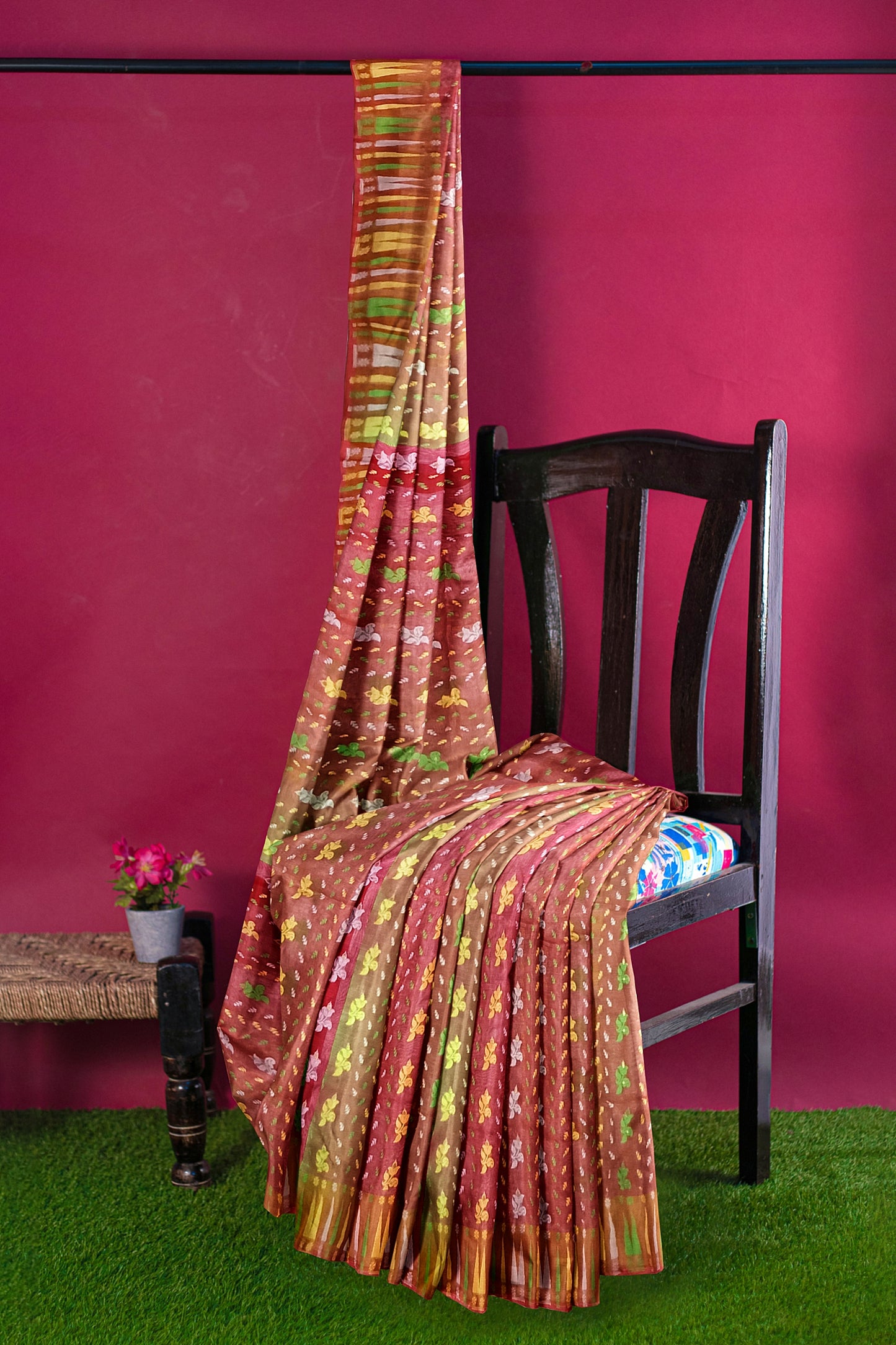Mina Par Hajar Buti Saree