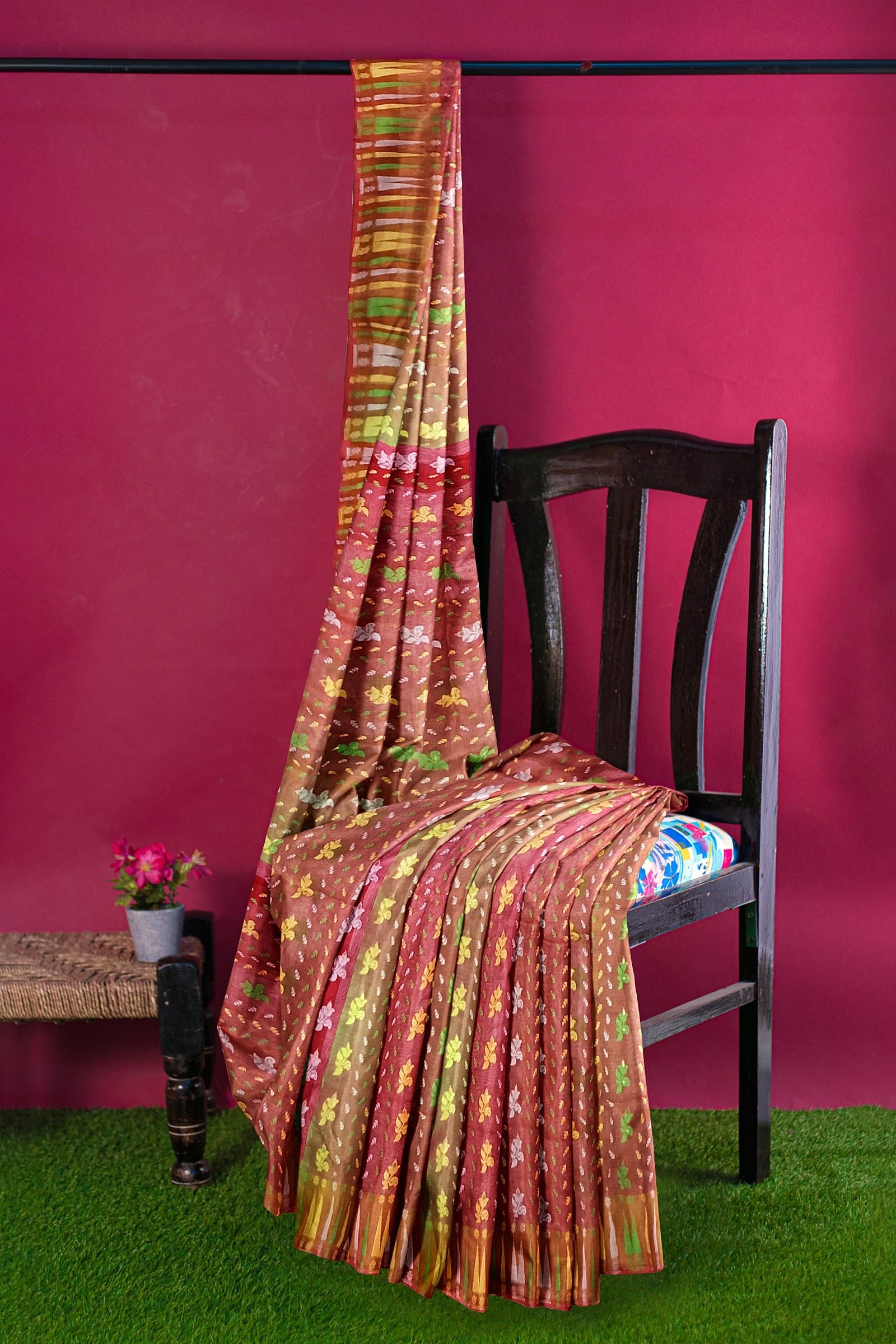 Mina Par Hajar Buti Saree